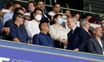 Chen y Florentino, en el palco del RCDE Stadium, el 28 de agosto de 2022.