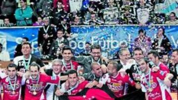 <b>CAMPEONES. </b>ElPozo celebra su primer título de la temporada.