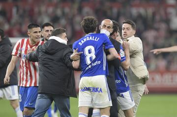 Bronca en el césped tras finalizar el partido entre los jugadores de ambos equipos. En la imagen, Sangalli, Djurdjevic y el jugador del Sporting Jony (de paisano).