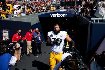 Ex jugador profesional de fútbol americano hispano-estadounidense. Se retira a los 34 años de edad, tras su trayectoria en la élite de la NFL desde 2015. Fue elegido dos veces para la Pro Bowl, el All Star de la NFL. Villanueva dijo adiós a la liga tras 6 temporadas con los Pittsburgh Steelers y una con los Baltimore Ravens. 