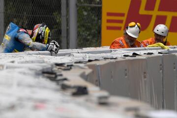 Thomas Luthi lamentándose tras la caída sufrida en el Gran Premio de Cataluña. 