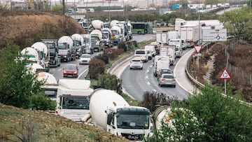 Tr&aacute;fico de camiones a su salida del Pol&iacute;gono Industrial-Parque Log&iacute;stico Barral, a 21 de marzo de 2022, en San Fernando de Henares, Madrid (Espa&ntilde;a). El sector del transporte cumple hoy ocho d&iacute;as de paro indefinido, convo