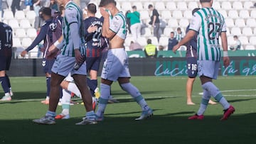 Los jugadores del Córdoba lamentan el empate ante el Eibar
