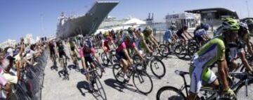 Momento de la salida de la tercera etapa de la Vuelta Ciclista a España 2014, que ha partido del buque anfibio portaaviones 'Juan Carlos I', el mayor barco de guerra de la Armada Española, para tras un recorrido de 188 kilómetros llevar al pelotón hasta la localidad gaditana de Arcos de la Frontera.