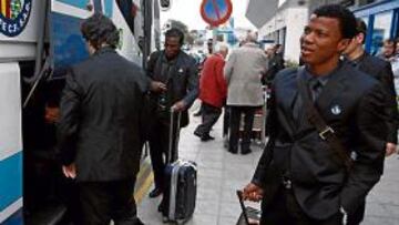 <b>LLEGADA AZULONA. </b>Ikechukwu Uche dirigiéndose ayer al autobús del Getafe en la llegada a Almería.