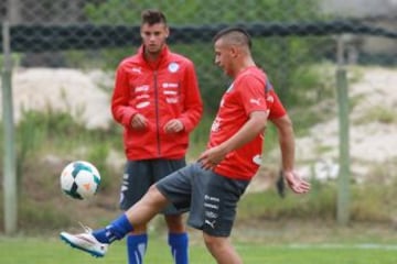 La selección chilena Sub 20 ya se prepara en Uruguay para el debut con Brasil este jueves a las 19:00.