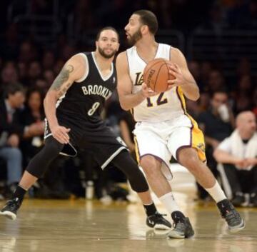 Kendall Marshall, defendido por Deron Williams. 