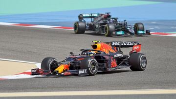P&eacute;rez con el Red Bull por delante del Mercedes de Hamilton en Bahr&eacute;in.