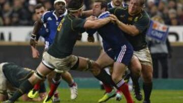 Doussain es parado por Adriaan Strauss.