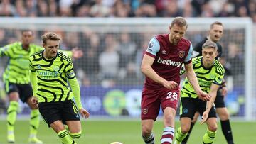 West Ham United's Czech midfielder #28 Tomas Soucek passes the ball during the English Premier League football match between West Ham United and Arsenal at the London Stadium, in London on February 11, 2024. (Photo by Adrian DENNIS / AFP) / RESTRICTED TO EDITORIAL USE. No use with unauthorized audio, video, data, fixture lists, club/league logos or 'live' services. Online in-match use limited to 120 images. An additional 40 images may be used in extra time. No video emulation. Social media in-match use limited to 120 images. An additional 40 images may be used in extra time. No use in betting publications, games or single club/league/player publications. /