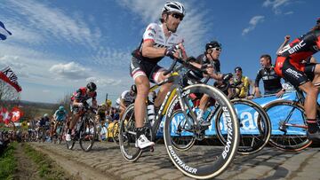 Fabian Cancellara rueda durante el Tour de Flandes 2016.