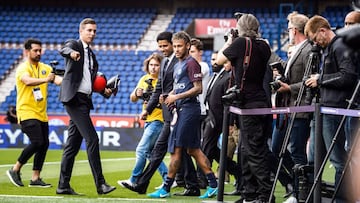 TRE36 PAR&Iacute;S (FRANCIA), 4/08/2017.- El presidente del PSG, Nasser al Khelaifi (c-i), y el delantero brasile&ntilde;o Neymar Jr (c-d) durante la presentaci&oacute;n del delantero como nuevo jugador del equipo franc&eacute;s Par&iacute;s Saint-Germain (PSG) en el estadio Parque de los Pr&iacute;ncipes en Par&iacute;s (Francia) hoy, 4 de agosto del 2017, donde anunci&oacute; que ha fichado por el club galo para buscar &quot;algo m&aacute;s grande&quot; y &quot;un nuevo desaf&iacute;o&quot;, pero neg&oacute; que lo haya hecho para alcanzar un mayor protagonismo del que ten&iacute;a en el Barcelona. EFE/CHRISTOPHE PETIT TESSON