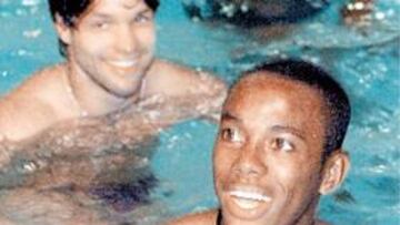 <b>DE VACACIONES. </b>Robinho se relaja mientras espera noticias frescas.