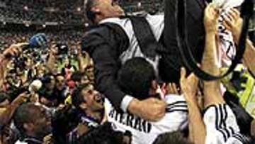 <B>AMIGO DE LA PLANTILLA</B>. Vicente del Bosque siempre tuvo una magnífica relación con toda la plantilla tanto en los buenos como en los malos momentos.