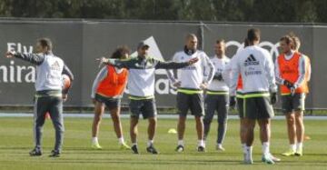 Fabio Pecchia, entrenador ayudante, explica un ejercicio a los jugadores.