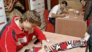 <b>EN MADRID. </b>El Athletic llegó ayer por la tarde al NH Abascal, donde Llorente y Aranzubia firmaron autógrafos.