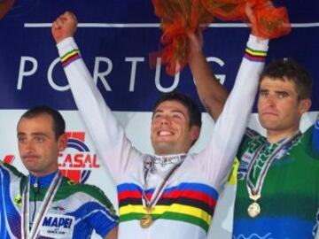 Oscar Freire junto a Paolo Bettini y Andrej Hauptman en el podio tras ganar el Campeonato del Mundo en Ruta en Lisboa el 14 de octubre de 2001. 