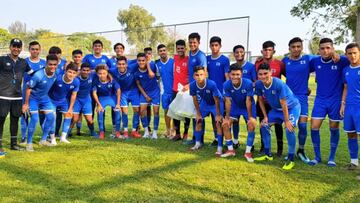 Nelson Bonilla dando material deportivo a la selecci&oacute;n sub-17 de El Salvador