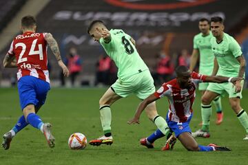 Oihan Sancet entre Sime Vrsaljko y Geoffrey Kondogbia.