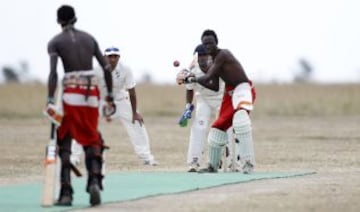 Partido de criquet entre los guerreros masai de criquet y los embajadores de criquet de la india durante un partido de criquet Twenty20 en Ol Pejeta Conservancy en el Parque Nacional de Laikipia