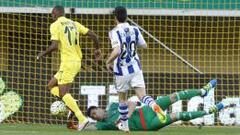 Rulli despejando un bal&oacute;n ante Bakambu.