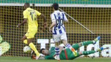 Rulli despejando un balón ante Bakambu.
