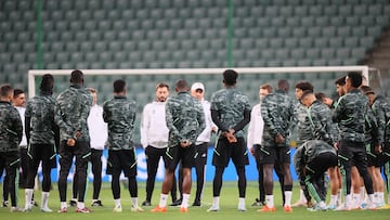 Los jugadores del Madrid, durante su entrenamiento en Varsovia.