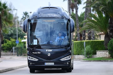 Las jugadoras de la selección llegan al hotel de concentración en Oliva.