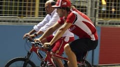 Fernando Alonso, una asiduo practicante del ciclismo.