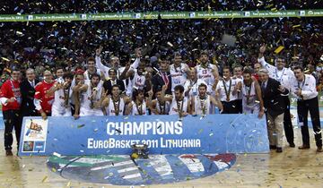 España consiguió el oro en el Eurobasket de Lituania tras imponerse en la final a Francia (98-85). Juan Carlos Navarro fue nombrado MVP del torneo, tras actuaciones estalares como los 35 puntos de la semifinal y los 27 de la final.