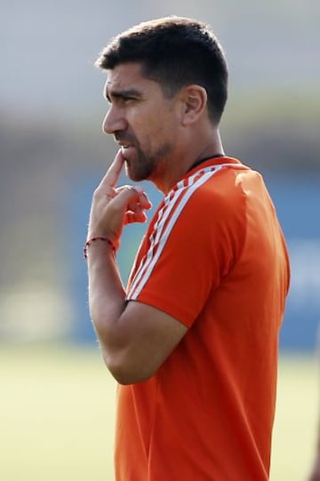 El jugador de Universidad de Chile David Pizarro durante la practica matutina en el CDA de Santiago, Chile.