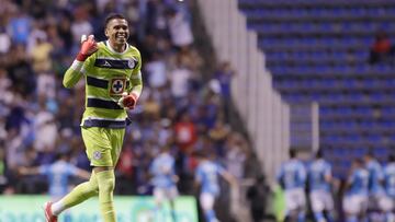 MEX8770. PUEBLA (MÉXICO), 05/04/2025.- Kevin Mier de Cruz Azul celebra un gol anotado por su equipo este sábado, durante un partido del torneo Clausura 2025 entre Cruz Azul y Pumas en el estadio Cuauhtémoc, en Puebla (México). EFE/ Hilda Ríos