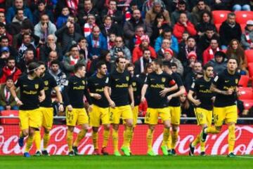 Los jugadores celebran el 0-1 de Koke.