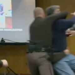 El padre de tres víctimas intenta agredir a Larry Nassar