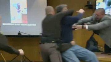 El padre de tres víctimas intenta agredir a Larry Nassar