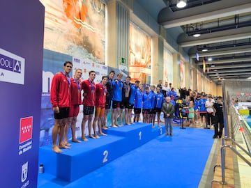 Hugo González, plata con el CN Terrassa en el 4x50 libres, por detrás del SEK de Rafael Fente Damers.