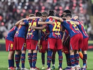 Charla de Lamine Yamal a sus compañeros de equipo durante el encuentro.