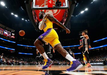 LeBron Raymone James es ya uno de los mejores jugadores en la historia de la NBA. Ha conquistado cuatro anillos, el último en la burbuja de Orlando con unos Lakers con los que suma cinco temporadas con 26,9 puntos, 8,1 rebotes y 8,2 asistencias. Será miembro del Hall of Fame y está a un paso de convertirse en el máximo anotador histórico de la Liga norteamericana.