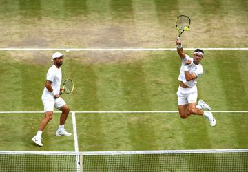 Los colombianos Robert Farah y Juan Sebastián Cabal se coronaron campeones de Wimbledon tras vencer a Mahut y Vasselin por 6-7, 7-6, 7-6, 6-7 y 6-3.