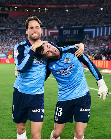 El conjunto txuri‑urdin celebra sobre el césped el título de la Copa del Rey, logrado tras una final que se resolvió en la tanda de penaltis.