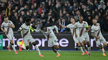 Los jugadores del Bayer Leverkusen celebran el gol de Jeremie Frimpong ante el West Ham en Europa League.