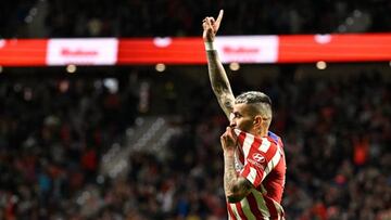 Correa celebra su gol al Betis.