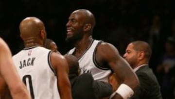 Kevin Garnett tuvo que ser agarrado por miembros del personal de seguridad para evitar que llegase a Dwight Howard.