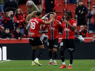 PALMA DE MALLORCA, 15/03/2026.- El jugador del Mallorca Pablo Roble (c) clebra su gol contra el Espanyol durante el partido de LaLiga disputado este domingo, en Son Moix. EFE/ Cati Cladera