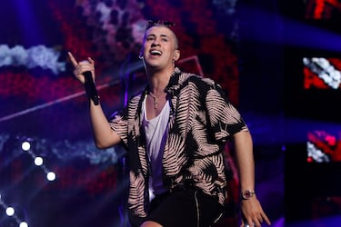 Benito Antonio Martínez Ocasio comenzó a escribir y crear sus propias canciones con 14 años, hasta que en 2013, empezaría a publicar sus canciones por medio de SoundCloud donde empezó a ganar popularidad y finalmente, firmó un contrato con el sello discográfico Hear This Music mientras trabajaba como empaquetador en un supermercado y estudiaba en la Universidad de Puerto Rico en Arecibo. 
Después del éxito de su sencillo «Soy peor» en 2016, alcanzó la fama internacional tras colaborar con los artistas Cardi B y Drake en los sencillos «I Like It» y «Mia»