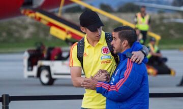 James Rodríguez fue uno de los últimos que subió al avión que lleva a la Selección Colombia a Milán. 