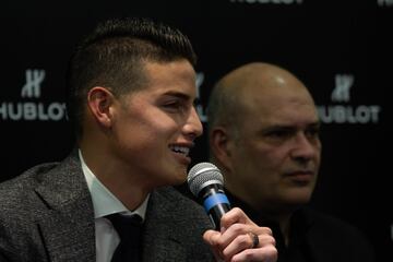 James Rodríguez habló en rueda de prensa en Bogotá. El mediocampista  aseguró que se quedará en Bayern Múnich hasta terminar su contrato en junio del próximo año y dijo que espera que se nombre pronto al técnico de la Selección Colombia.