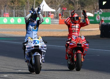 Alex Márquez y Marc Márquez tras finalizar la carrera al esprint. 