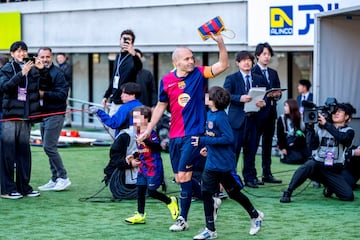 El Clásico en Tokio sirvió para rendir homenaje a Iniesta.