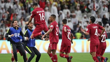 Qatar&#039;s midfielder Boualem Khoukhi (C) celebrates his goal during the 2019 AFC Asian Cup semi-final football match between Qatar and UAE at the Mohammed Bin Zayed Stadium in Abu Dhabi on January 29, 2019. (Photo by Karim Sahib / AFP)